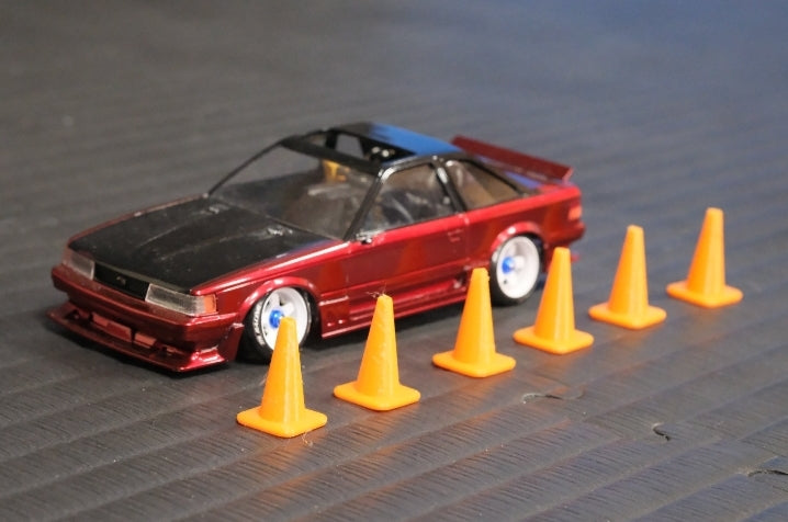 6 x 1:24 Scaled Witches hats/cones